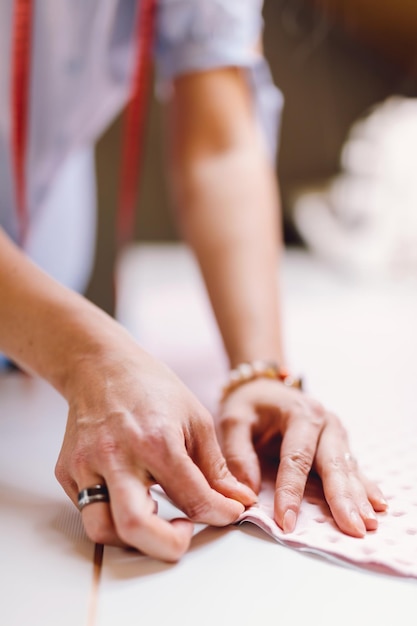 Persoane lucrând la broderie